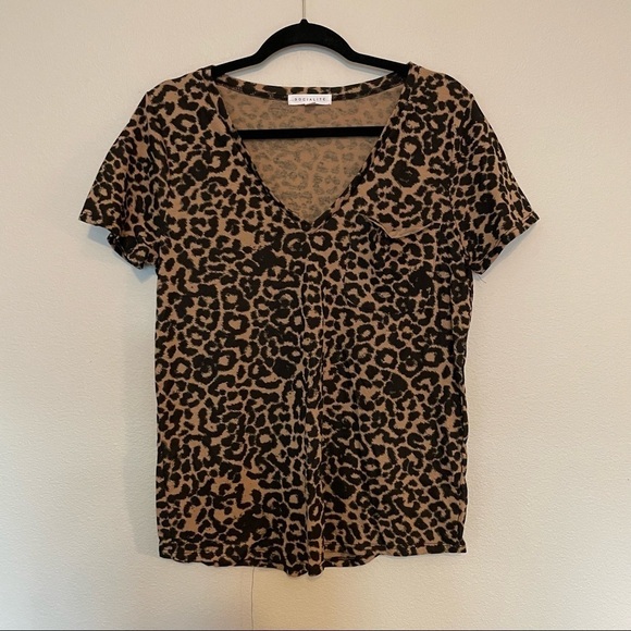 Socialite cheetah print pocket v neck tee sz.M tan & black - Picture 1 of 4